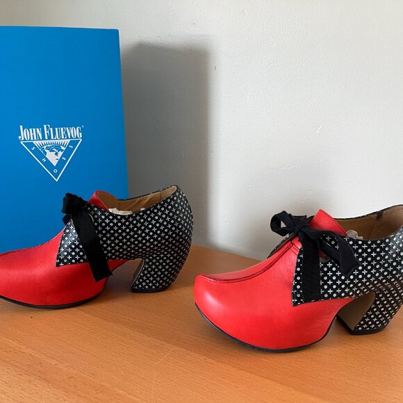 Fluevog Prepare Pledge - tomato red orange w xo b&w accent, ribbon tie - 9.5 - Picture 3 of 6